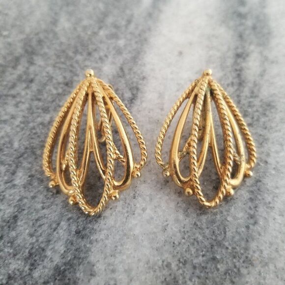 Vintage Retro Gold Tone Clip On Earrings, Butterfly Wing Shape, Filigree, Estate - Picture 5 of 5
